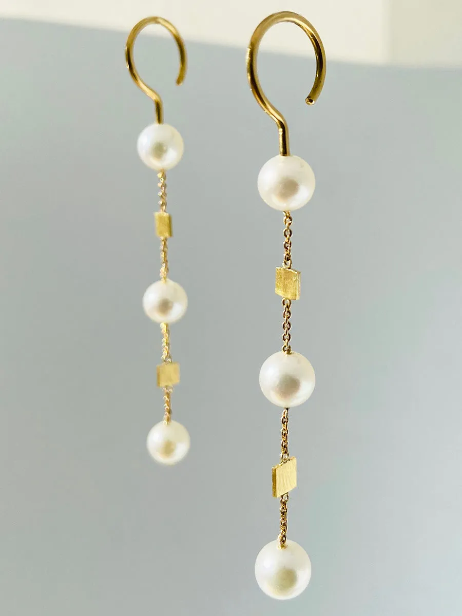 Bubbles - Earring in 18 karat gold with Akoya pearls