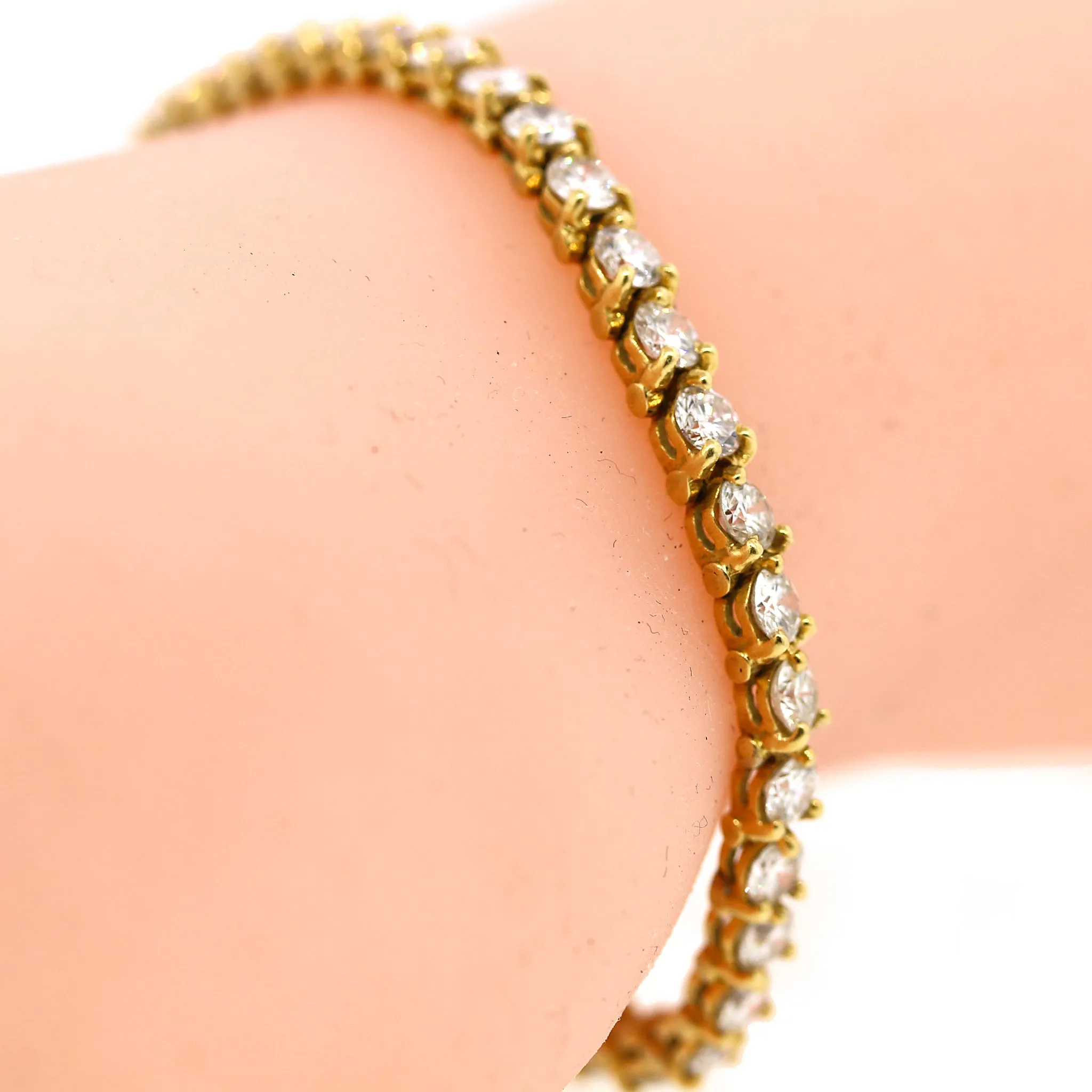 Classic Round Diamond Tennis Bracelet in 18k Gold